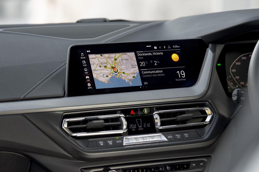 Детали интерьера BMW M135i xDrive (F40) 2019 года  (AU) (фото 21 из 35)